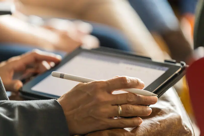 Arbeit am Tablet: dauerhafte Bildschirmzeit ist eine Ursache digitalen Stresses