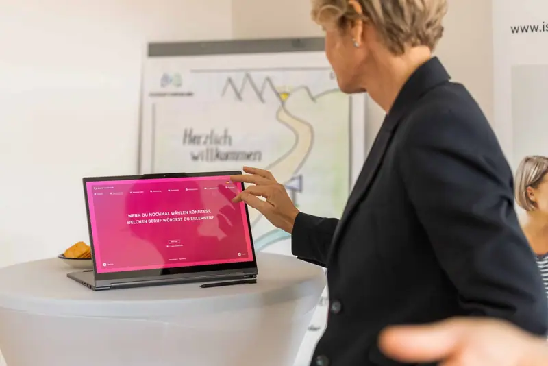 Digitale Präsentationstechnik im Einsatz: der Digitalpakt finanziert Ausstattung und Fortbildung