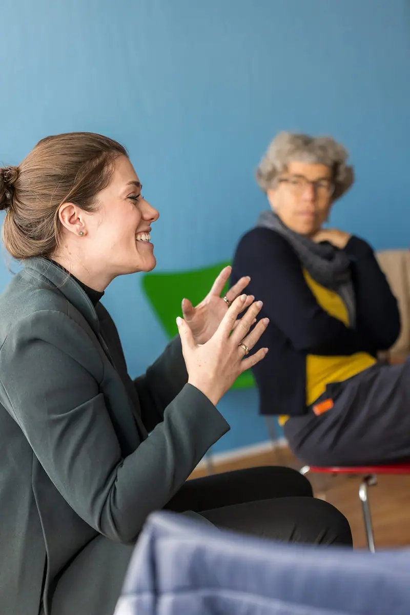 Zwei Frauen in einem Beratungsgespräch