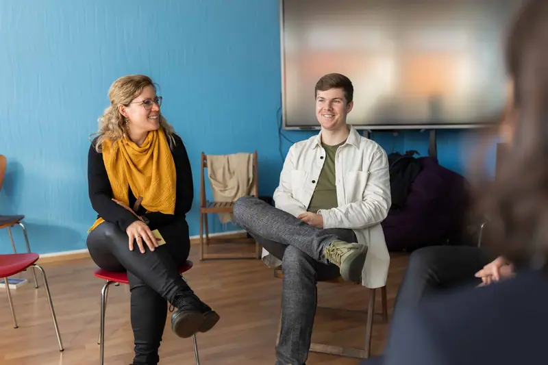 Eine Lehrkraft und ein Schüler stellen Ergebnisse eines Projekts vor