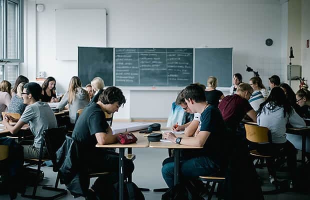 Klassenzimmer während eines ISH-Schülerseminars: KI-Werkzeuge wie AIS.chat greifen in diesen Alltag ein